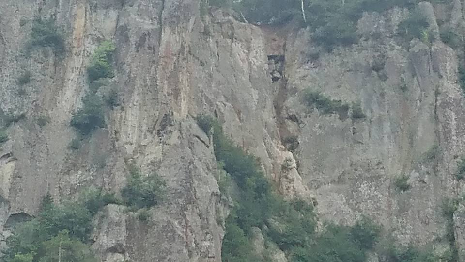 映月峰ー黒岳山麓コースに落ちた岩の崩落箇所